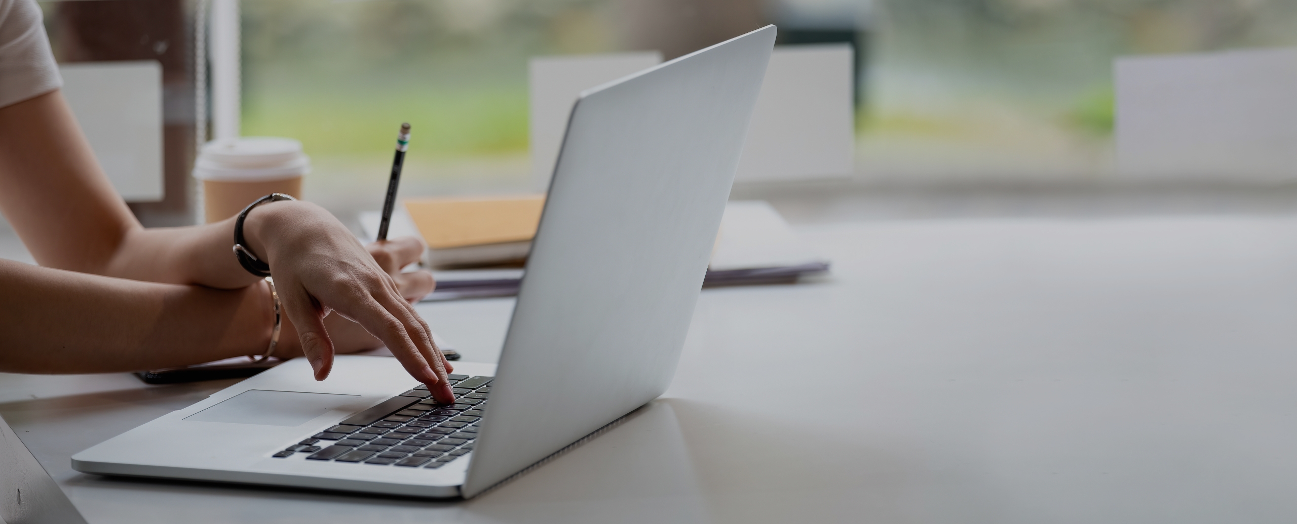 Imagem de uma pessoa a trabalhar no computador