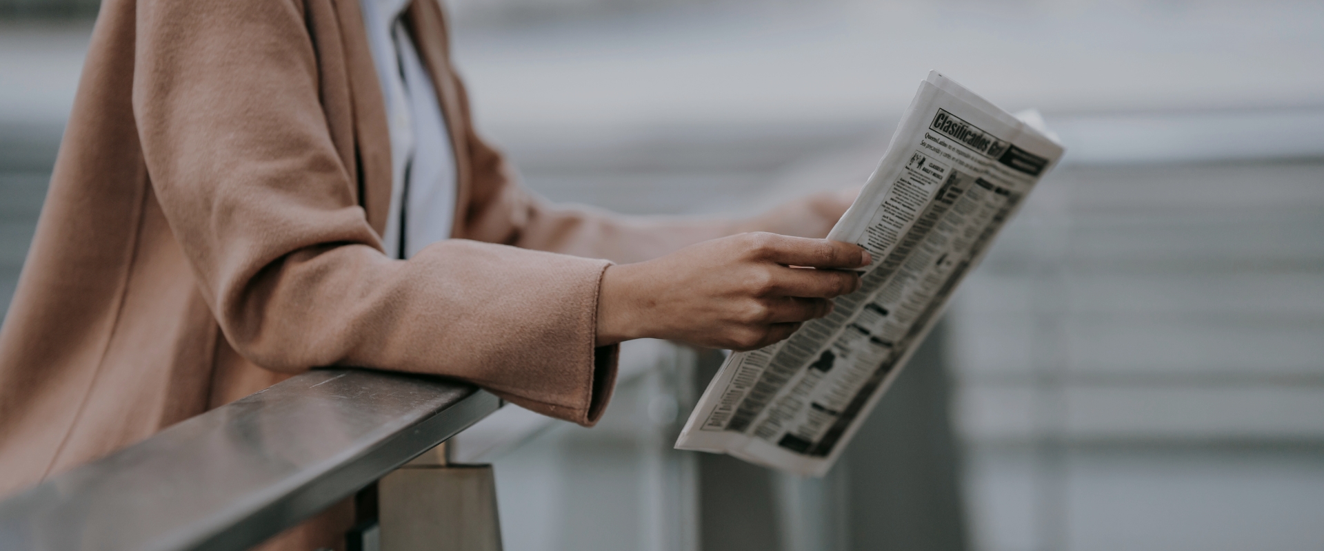Fotografia de uma pessoa a ler um jornal