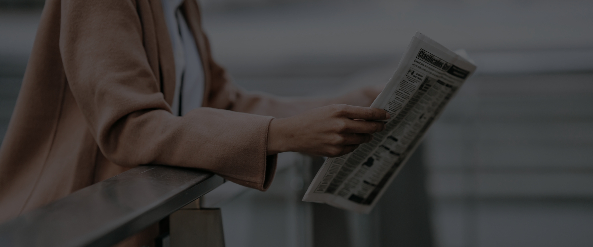 Fotografia de uma pessoa a ler um jornal