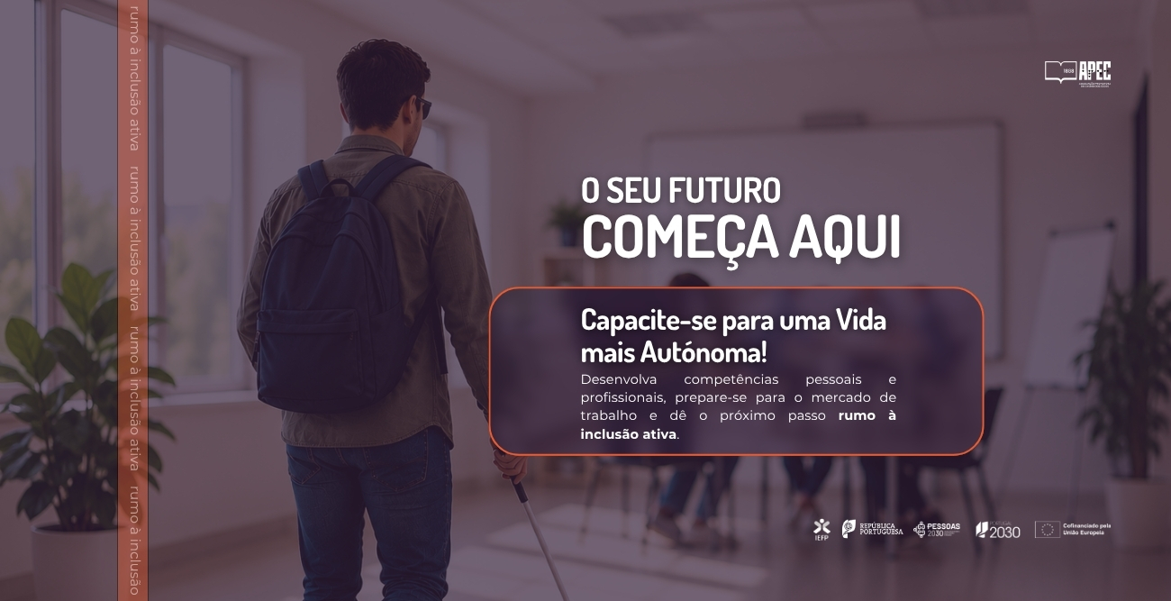 Pessoa com deficiência visual a caminhar com uma bengala branca em direção a uma sala de formação, enquanto um grupo participa numa sessão de trabalho. A imagem promove o programa "Rumo à Inclusão Ativa" da APEC, destacando a capacitação para a autonomia, a inclusão e a integração no mercado de trabalho.