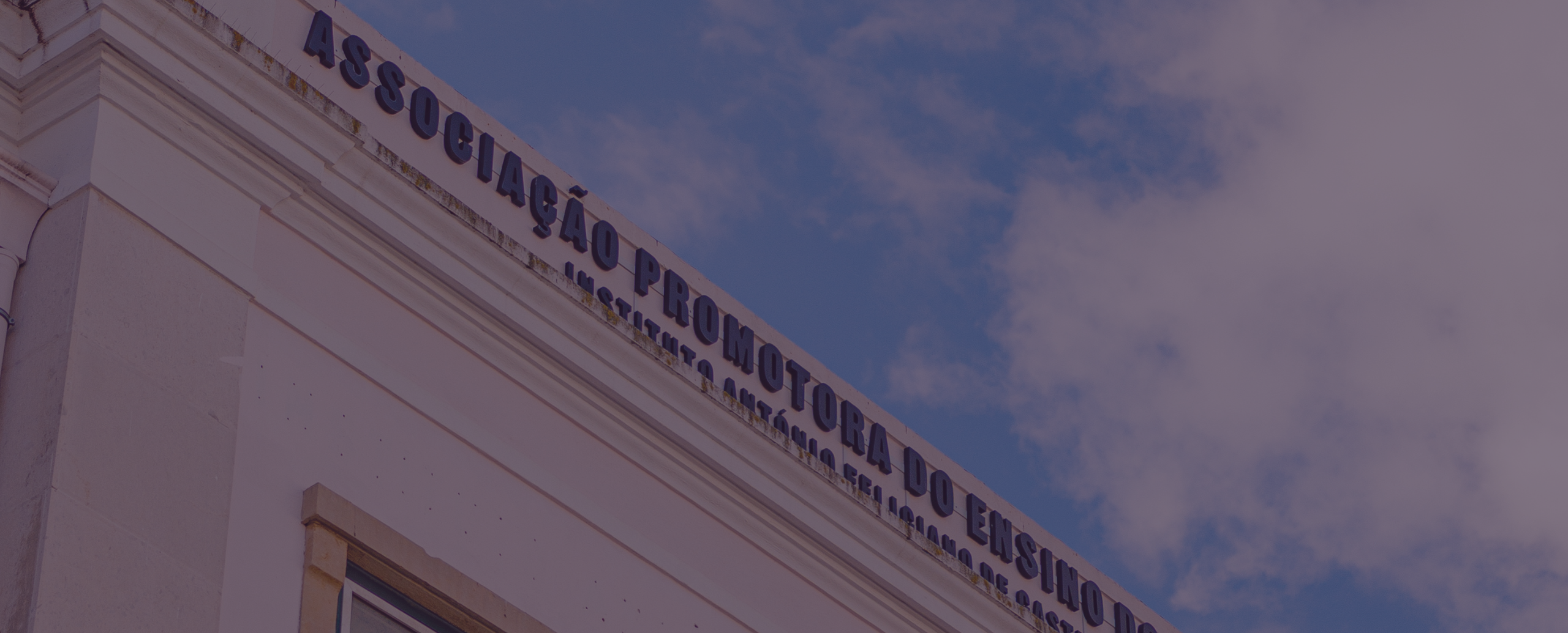 Imagem da fachada do edifício da APEC